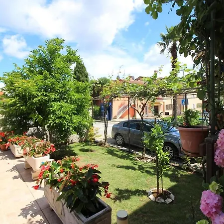 Milka Mit Schoener Grillterrasse Apartment Porec