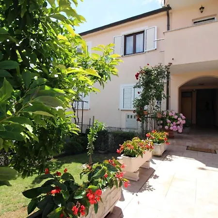 Apartment Milka Mit Schoener Grillterrasse Porec