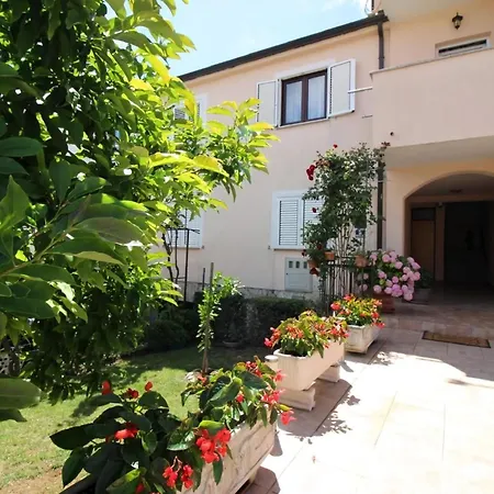 Apartamento Milka Mit Schoener Grillterrasse Poreč